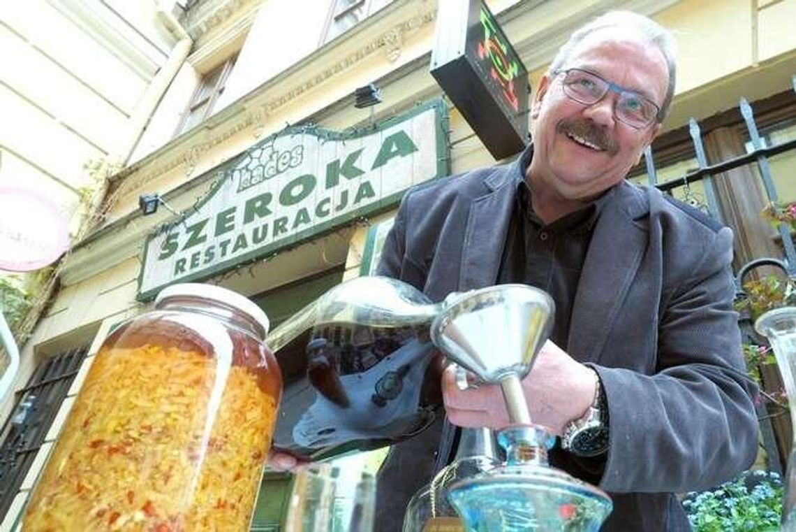 Jak zrobić nalewkę? Przepisy: Jaśminowa, lipowa, a może na sośnie