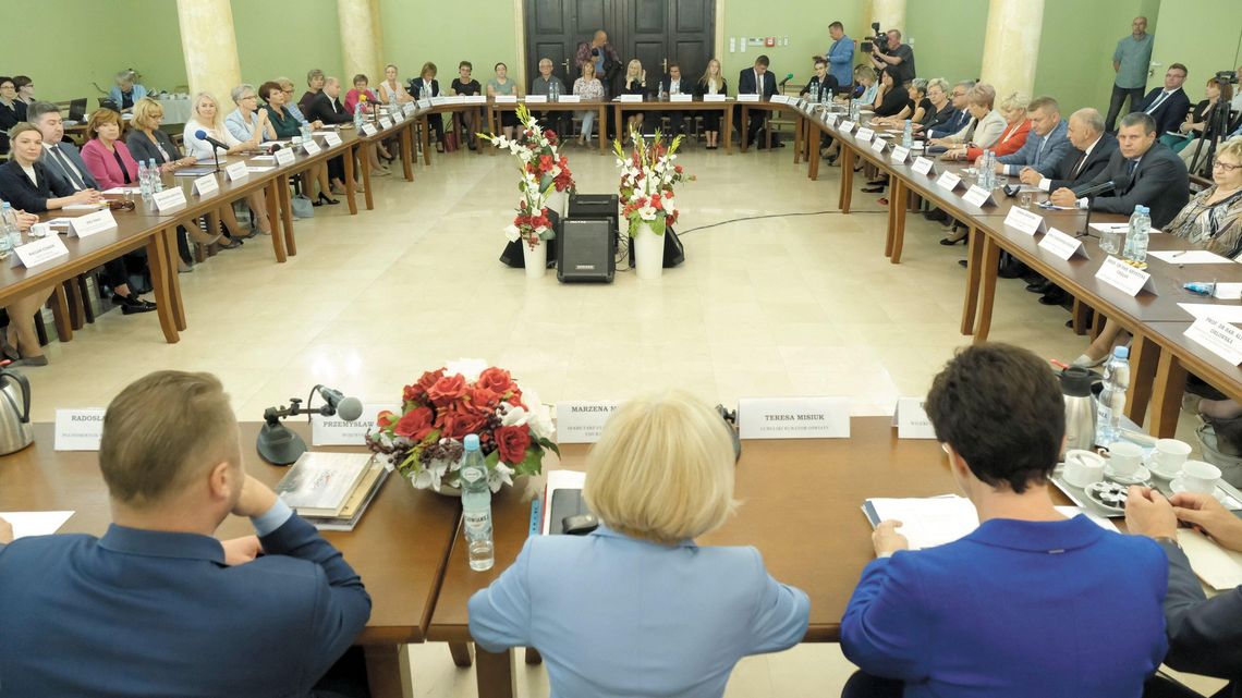 Jaka ma być szkoła? Wylosowali osoby, które mogły przemawiać podczas "okrągłego stołu" w Lublinie Jaka ma być szkoła? Wylosowali osoby, które mogły przemawiać podczas "okrągłego stołu" w Lublinie