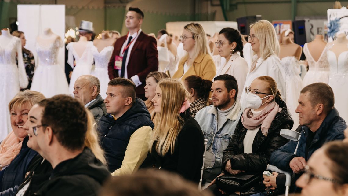 Jaka suknia, jaki garnitur? Najnowsze trendy ślubne na targach w Zamościu