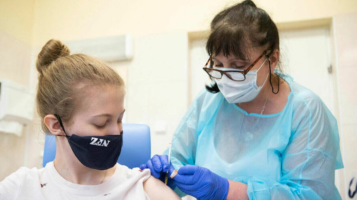 Jaką szczepionkę przeciw COVID-19 podać dziecku? Jest szkodliwa? Polacy pytają, PZH odpowiada