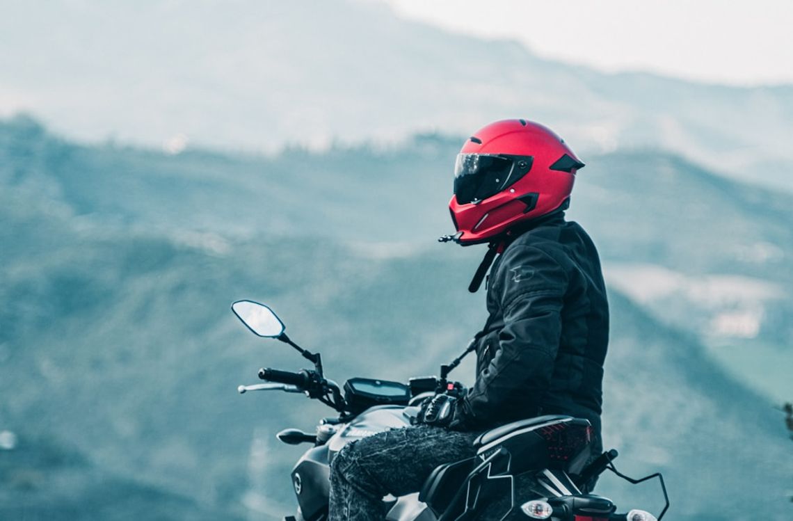 Jakie akcesoria motocyklowe naprawdę robią różnicę? motocyklista wyposażony w akcesoria motocyklowe