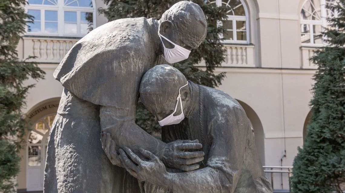 Jan Paweł II i Stefan Wyszyński w maseczkach. KUL: Nie zapominajcie o uśmiechaniu się