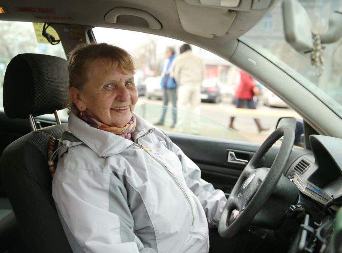 Janina Skrzypek: Pół życia za kółkiem w taksówce (wideo)