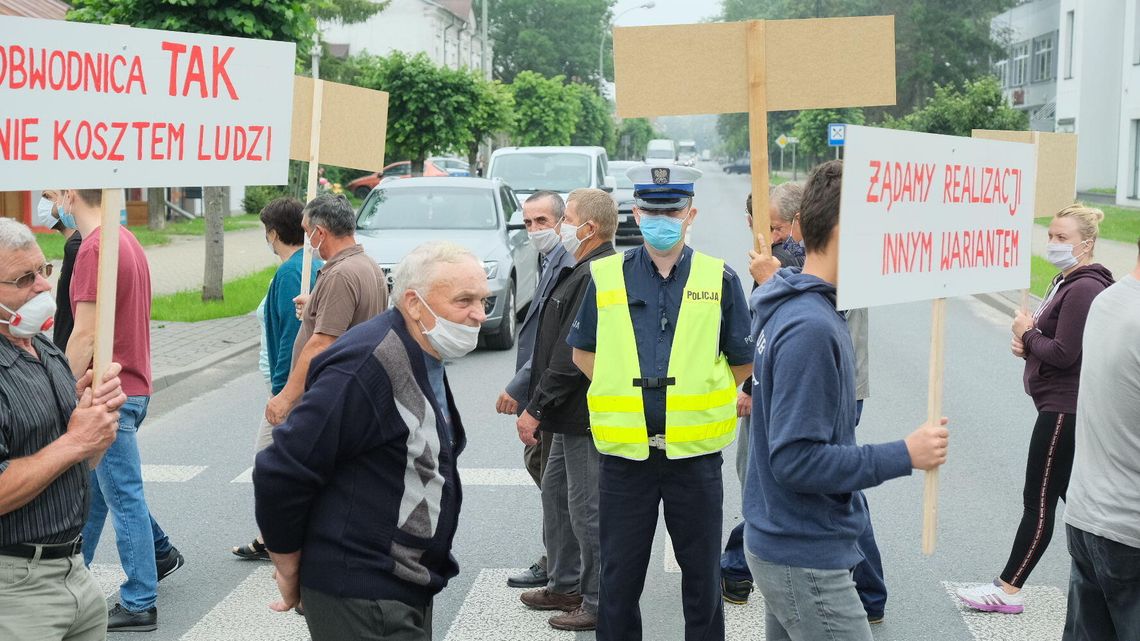 Janów Lubelski: Protest mieszkańców, blokowali drogę krajową nr 74