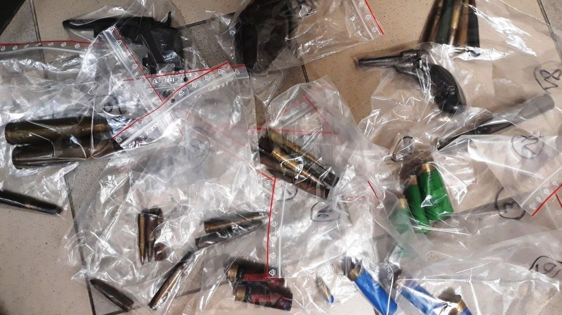 Janów Lubelski. W szpitalu wypadły mu z kieszeni naboje, w domu miał arsenał