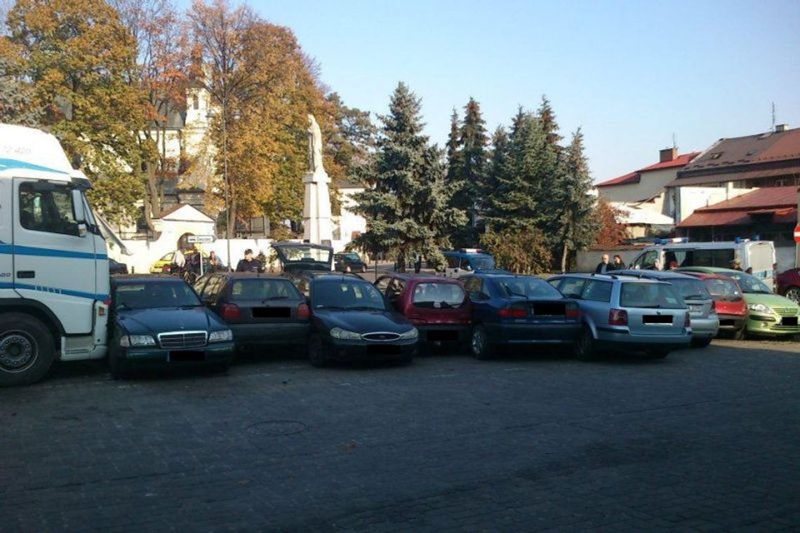 Janów Lubelski: Zawał za kółkiem, karambol na rynku Janów Lubelski: Zawał za kółkiem, karambol na rynku