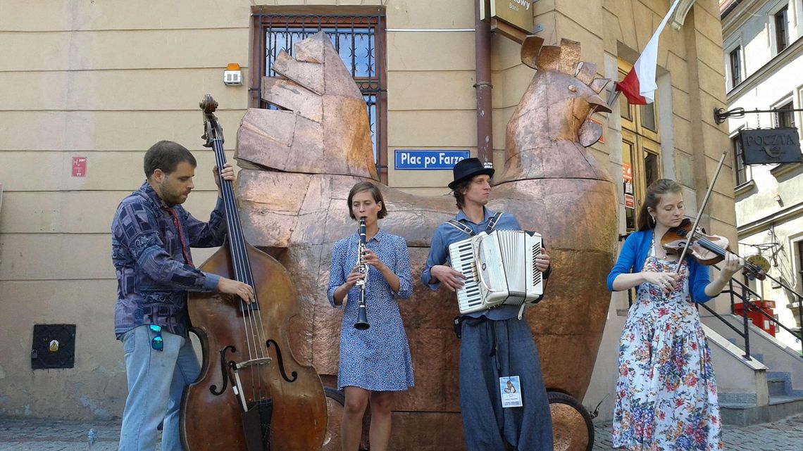 Jarmark Jagielloński już trwa. Pajda chleba, rzeźbiona mysz, a może słomkowy kapelusz?