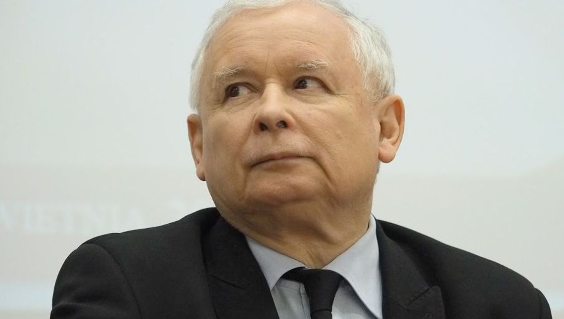 Jarosław Kaczyński mógł odwiedzić grób na zamkniętym cmentarzu. Fala krytyki