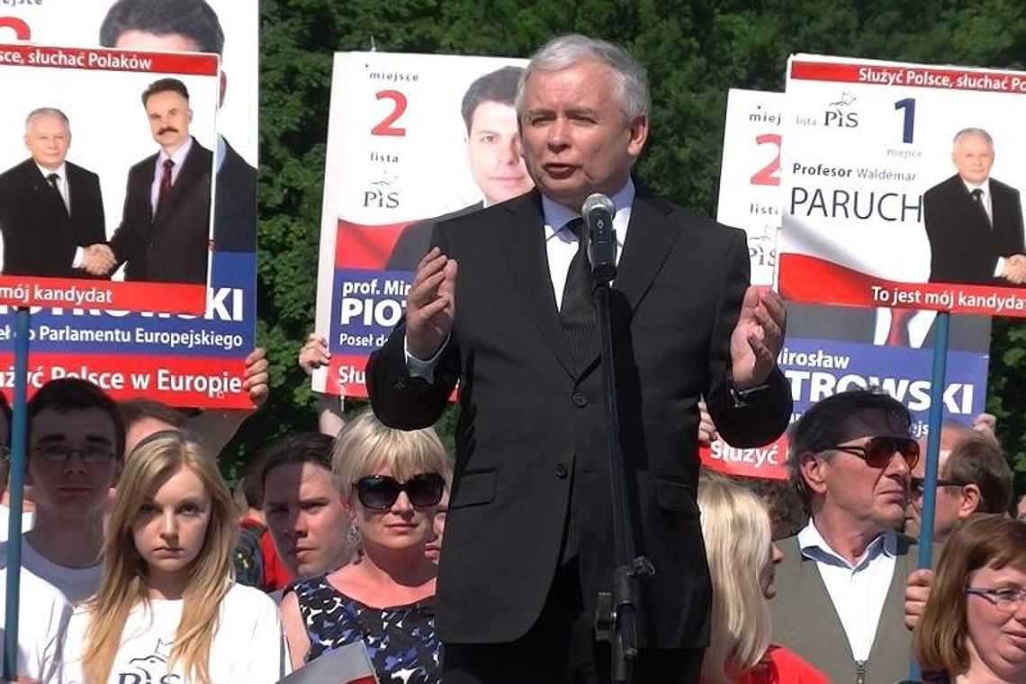 Jarosław Kaczyński w Lublinie. A w tle przemówienia walka na plakaty (wideo)