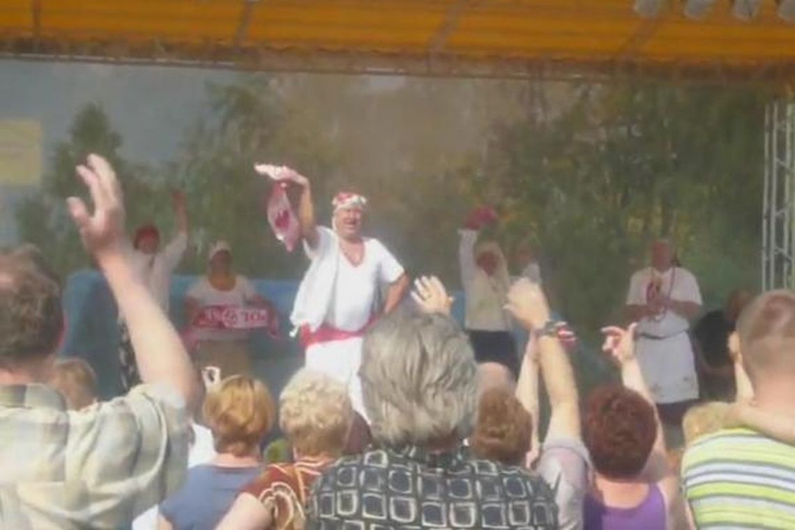 Jarzębiaki w Lubartowie: Ksiądz i radni tańczą w rytmie Koko (wideo)