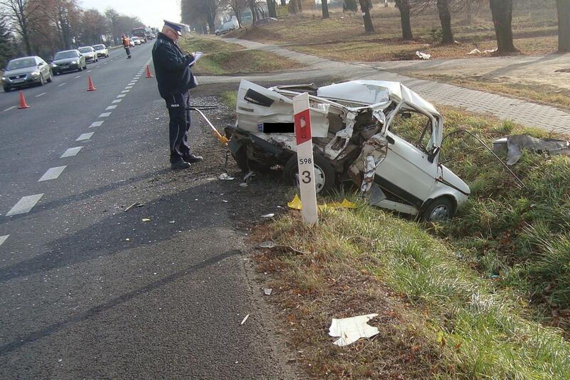Jastków: Samochód ciężarowy wepchnął fiata 126p do rowu Jastków: Samochód ciężarowy wepchnął fiata 126p do rowu