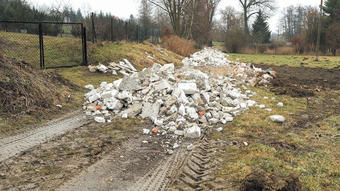 Jastków: W dolinie Ciemięgi gmina wysypała gruz z rozbiórki budynku