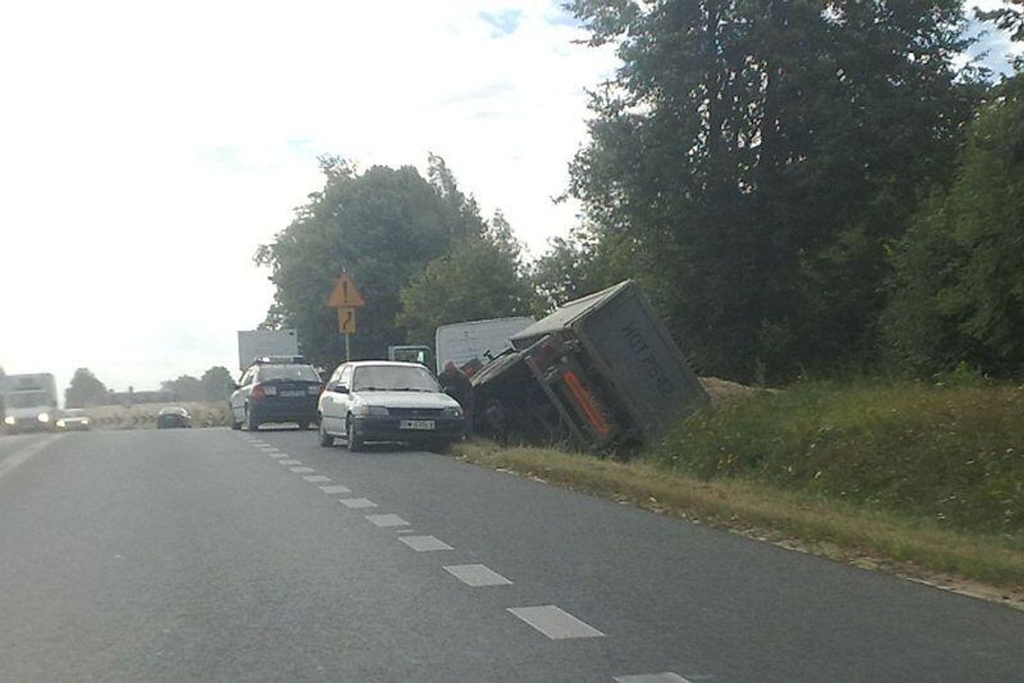 Jastków: Wpadł ciężarówką do rowu Jastków: Wpadł ciężarówką do rowu