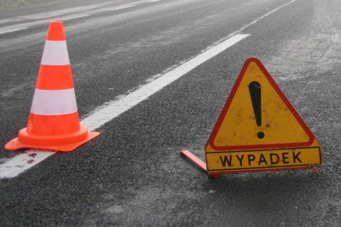 Jastków. Zderzyły się dwie osobówki i ciężarówka