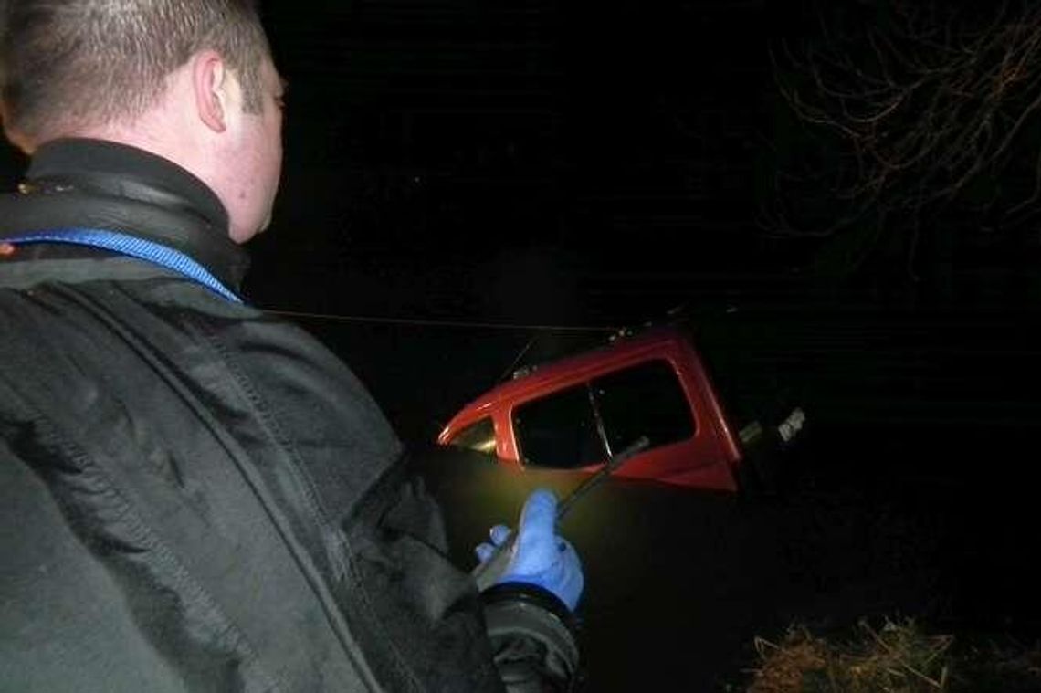 Jawidz: Samochód w rzece, a w środku ciało. Zdjęcia z akcji