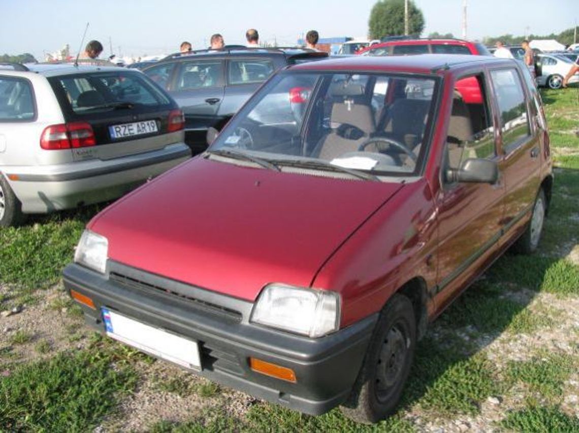 Jazda Daewoo Tico po supermarkecie, czyli Polak potrafi (wideo)