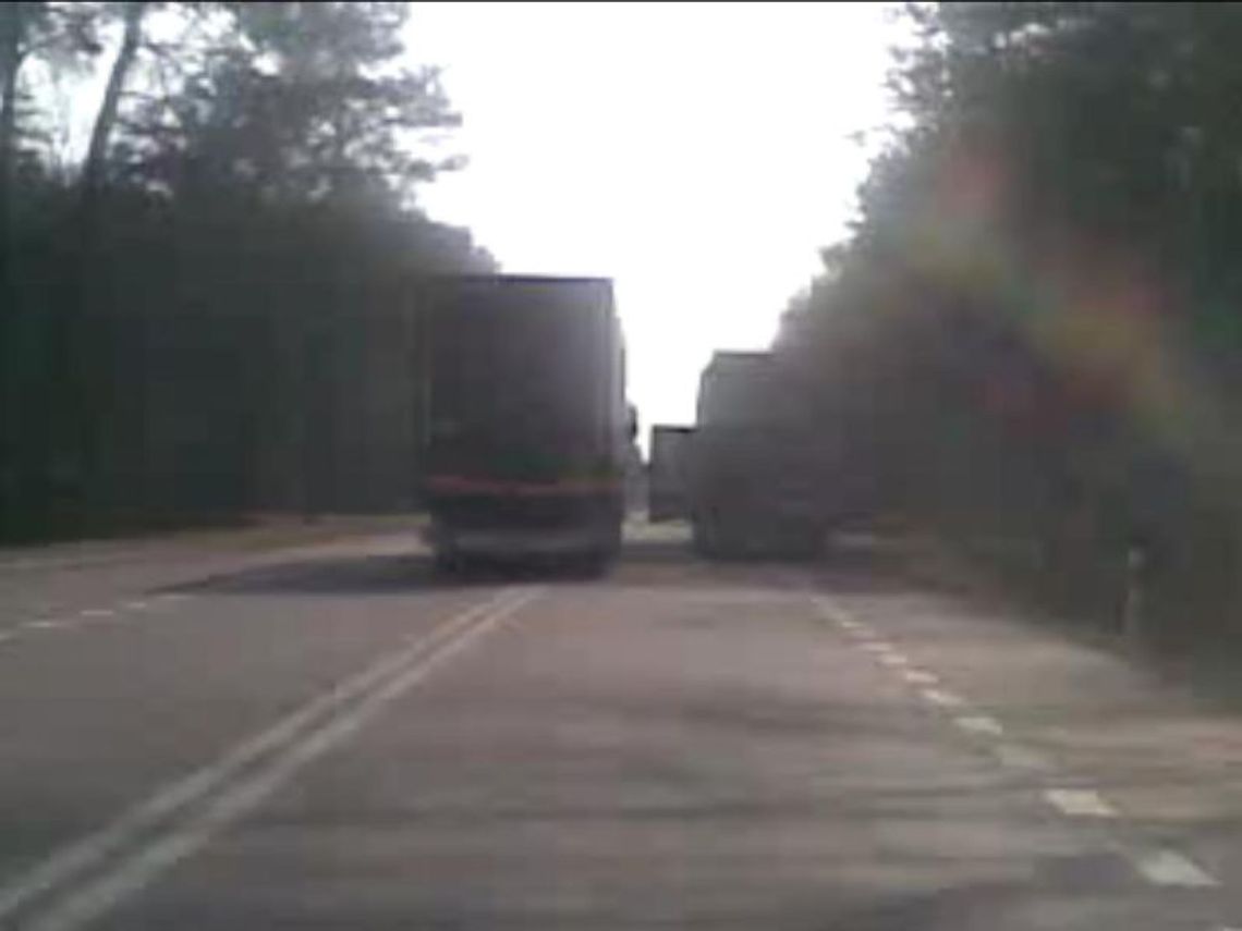 Jazda kierowców ciężarówek na trzeciego na drodze nr 19 (wideo)