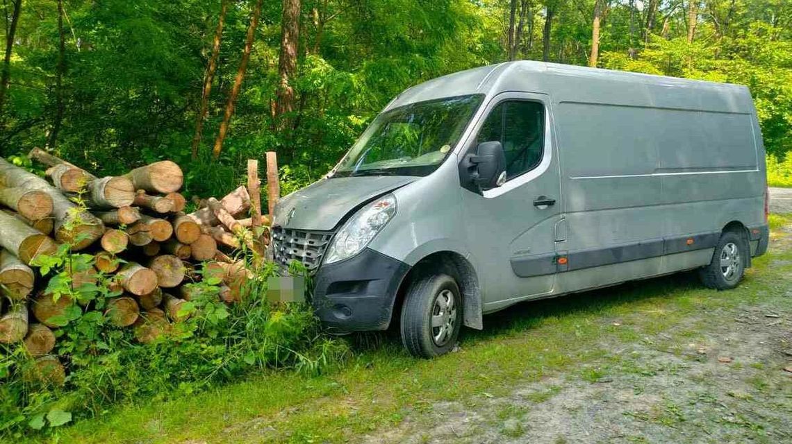 Jazdę przez las zakończyli na stosie drewna. Znaleźli sposób na odreagowanie
