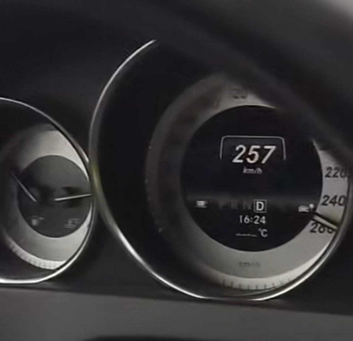 Jechał 257 km/h i pochwalił się w sieci. Namierzyła go policja