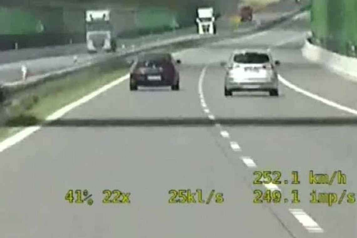 Jechał bmw 250 km/h. Najmniejszy błąd mógł doprowadzić do tragedii (wideo) Jechał bmw 250 km/h. Najmniejszy błąd mógł doprowadzić do tragedii (wideo)
