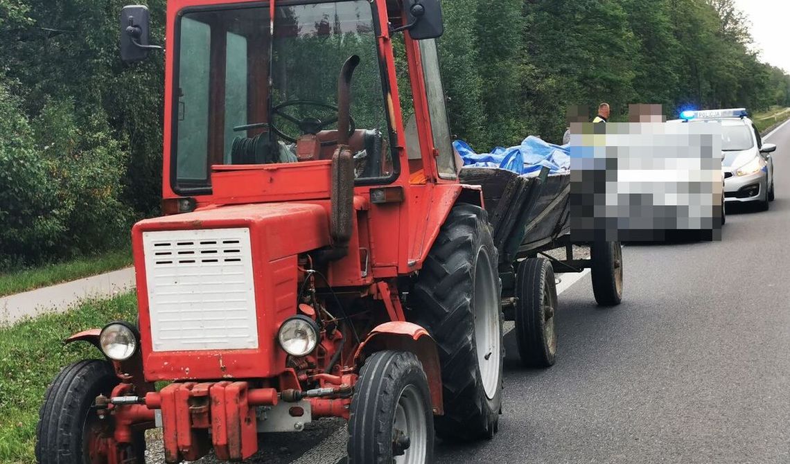 Jechał ciągnikiem z dzieckiem, miał prawie 2 promile. Świadkowie nagrali jego „wężyki”
