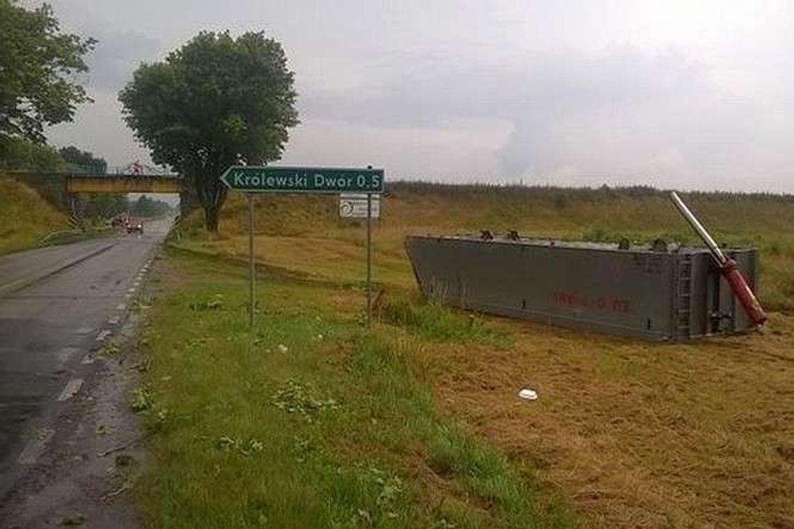 Jechał kilometr z rozłożoną naczepą. Uderzył w wiadukt kolejowy Jechał kilometr z rozłożoną naczepą. Uderzył w wiadukt kolejowy