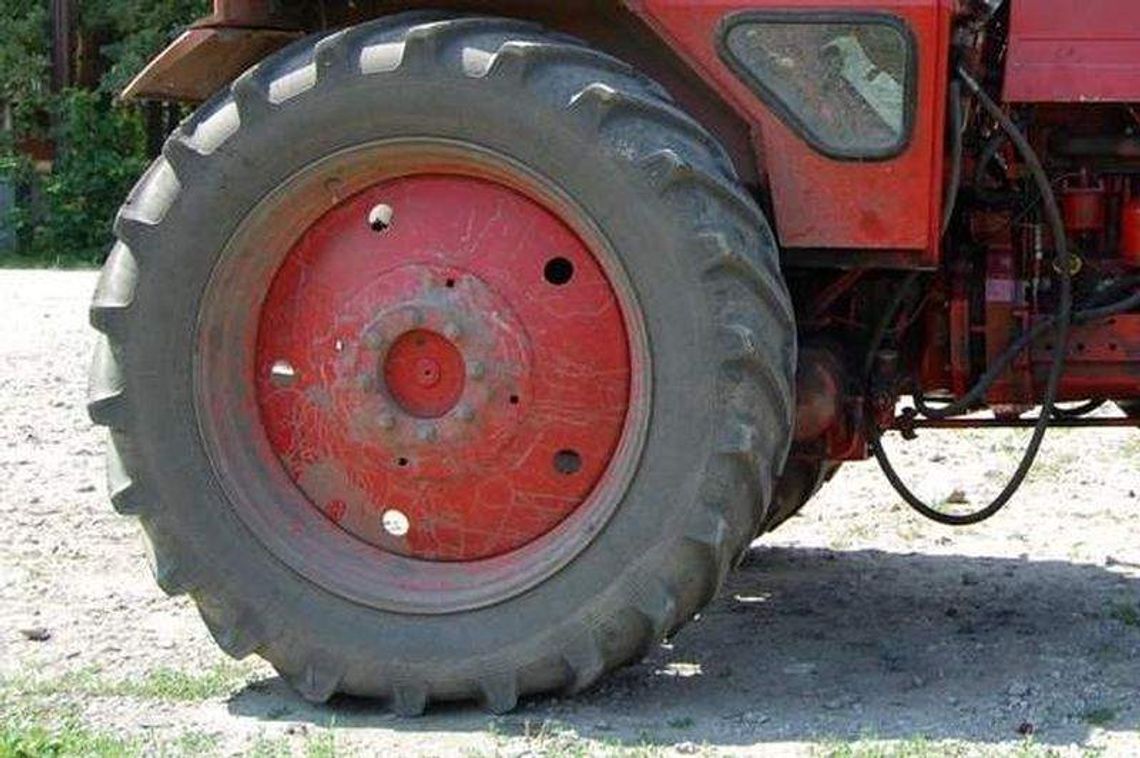 Jechał na przyczepie i wypadł na drogę. Zmarł w szpitalu