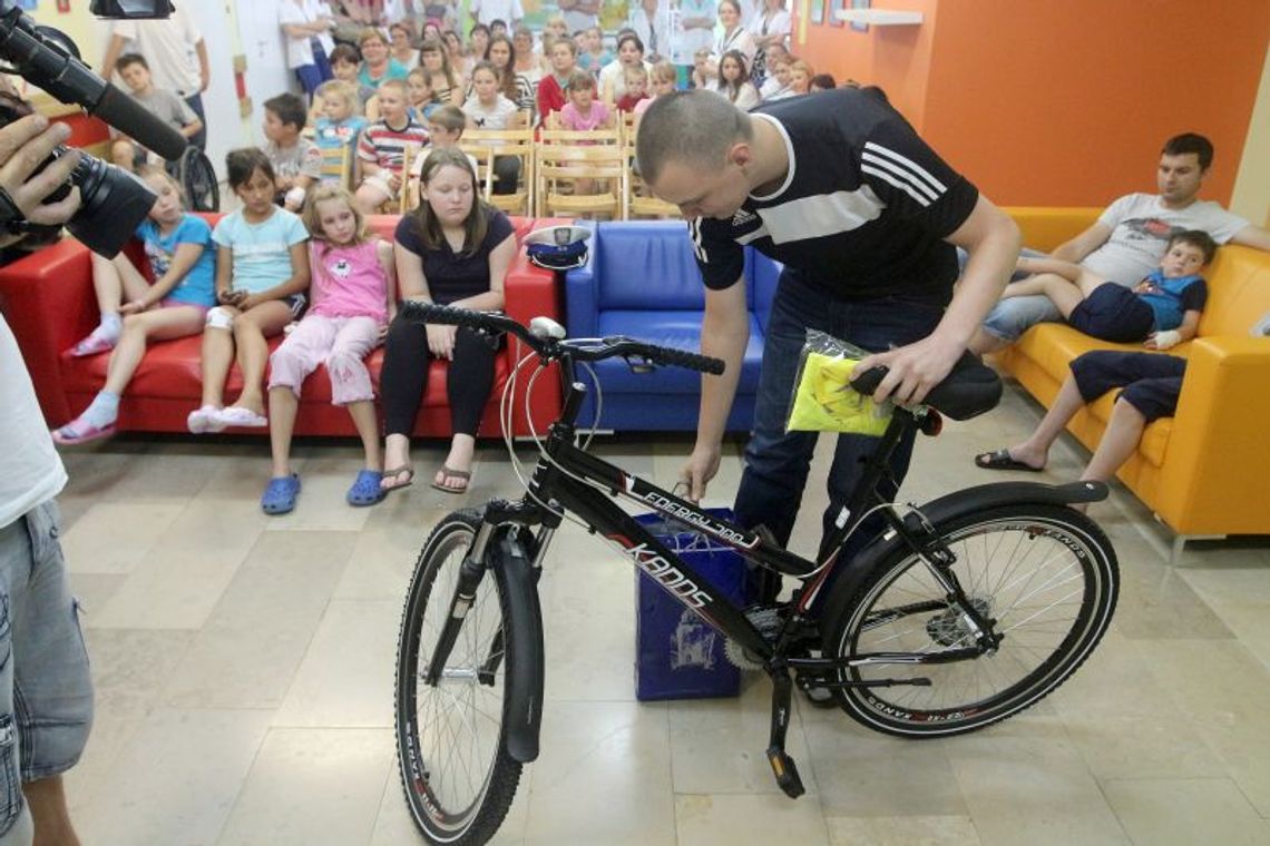 Jechał na rowerze, potrącił go kierowca. Kuba dostał nowy rower