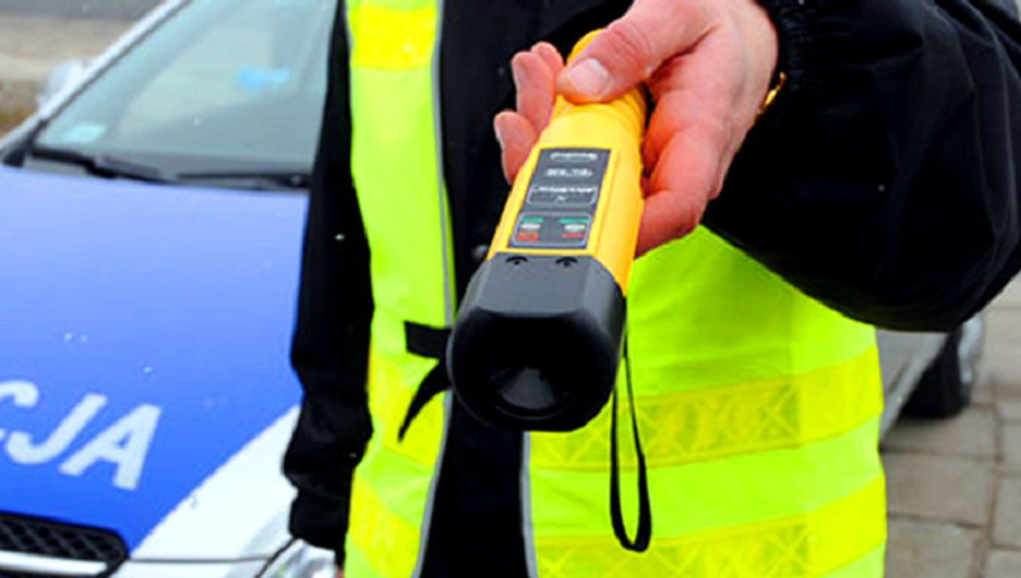 Jechał pod wpływem alkoholu, bez uprawnień i na „podwójnym gazie”