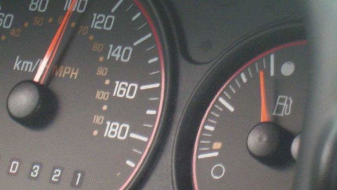 Jechał samochodem z cofniętym licznikiem. Auto było "odświeżone" o ponad 100 tys. km