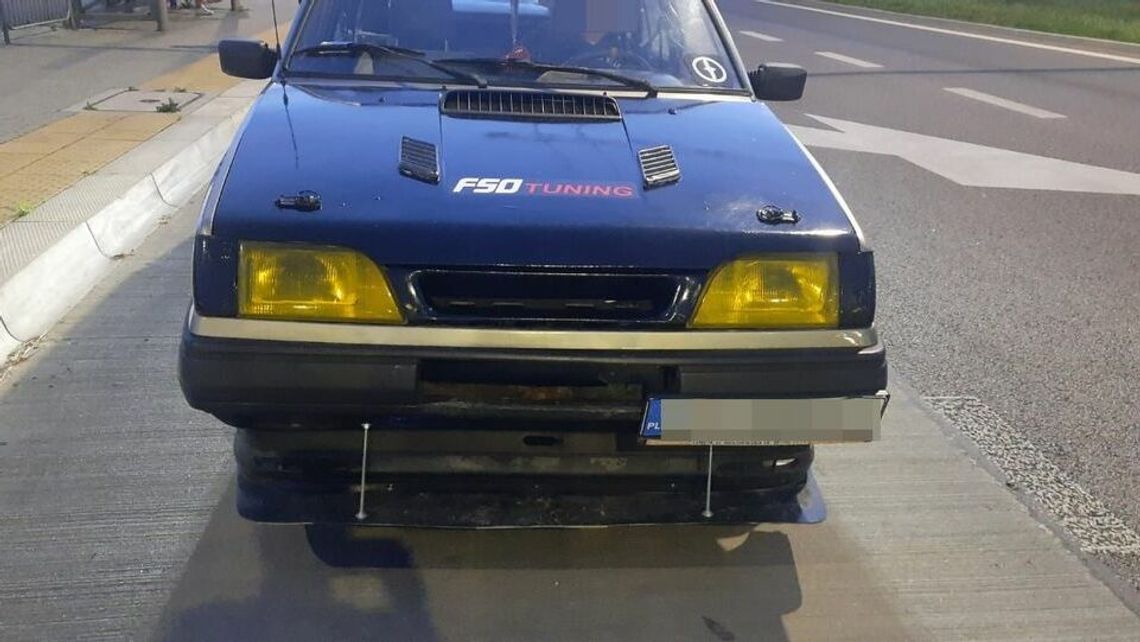 Jechał stuningowanym polonezem. Uwagę policjantów przykuł jeden szczegół (zdjęcia)