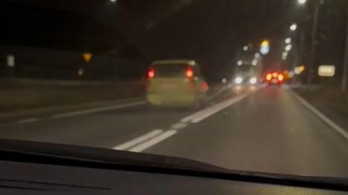 Jechał „wężykiem”, omal nie zderzył się z ciężarówką Jechał „wężykiem”, omal nie zderzył się z ciężarówką