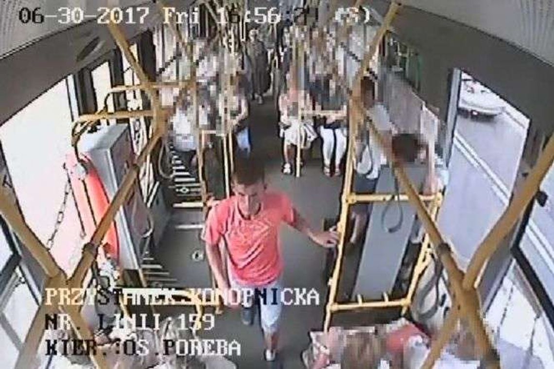 Jechał z nią w trolejbusie, po wyjściu zerwał łańcuszek. Monitoring nagrał złodzieja