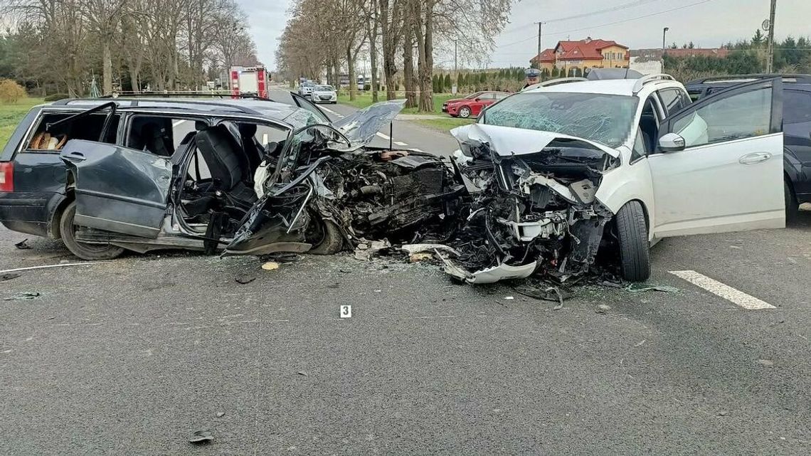 Jechał z rodziną, kiedy na jego pasie pojawił się inny samochód. Nie przeżył Jechał z rodziną, kiedy na jego pasie pojawił się inny samochód. Nie przeżył
