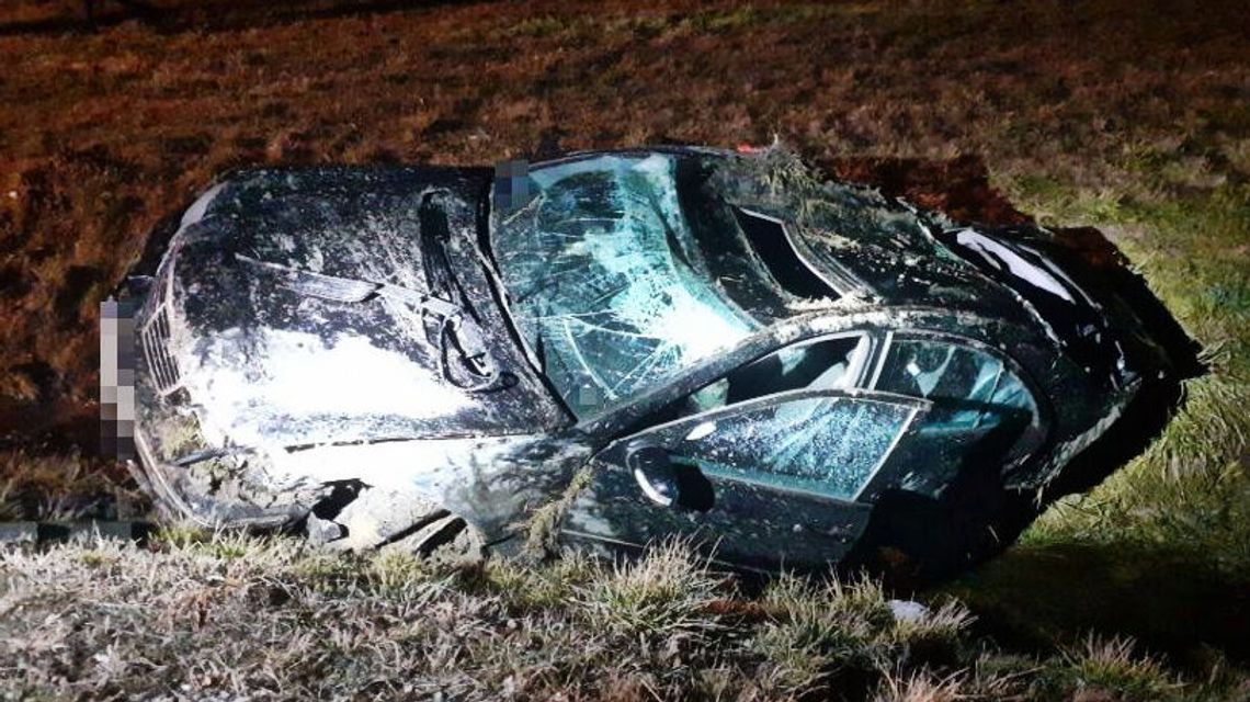 Jechał za szybko i wypadł z drogi na zakręcie. Auto z czterema mężczyznami dachowało Jechał za szybko i wypadł z drogi na zakręcie. Auto z czterema mężczyznami dachowało