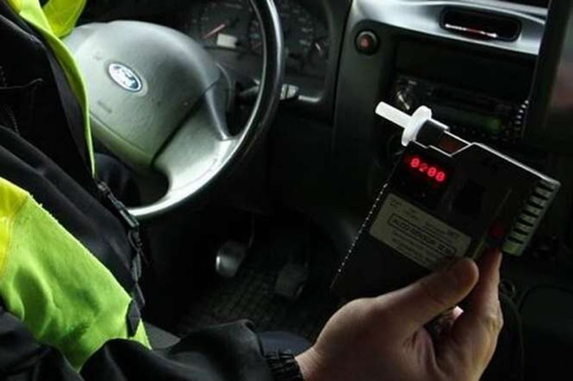 Jechał za szybko i zatrzymali go policjanci. Był pijany