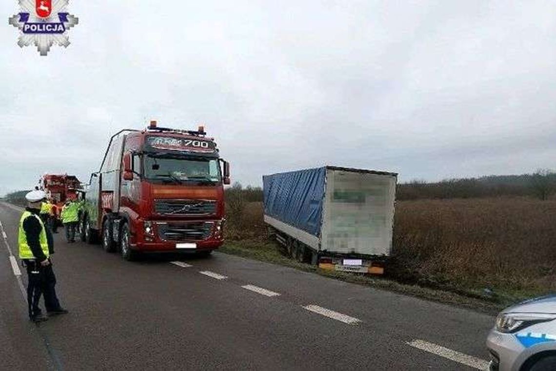 Jechał za szybko. Podróż zakończył w rowie 