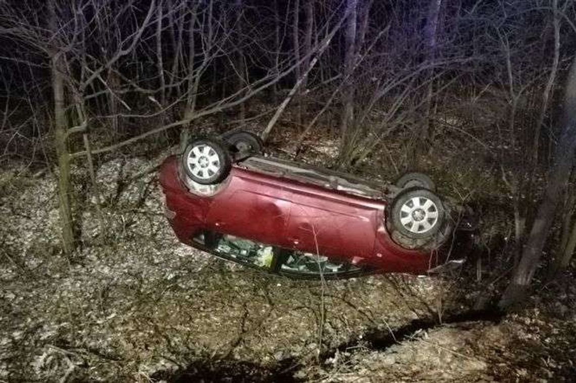 Jechał za szybko. Stracił panowanie nad autem i dachował 