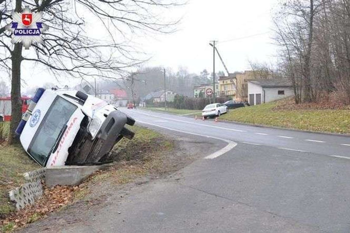 Jechał za szybko. Zderzył się czołowo z karetką, która wiozła pacjenta Jechał za szybko. Zderzył się czołowo z karetką, która wiozła pacjenta