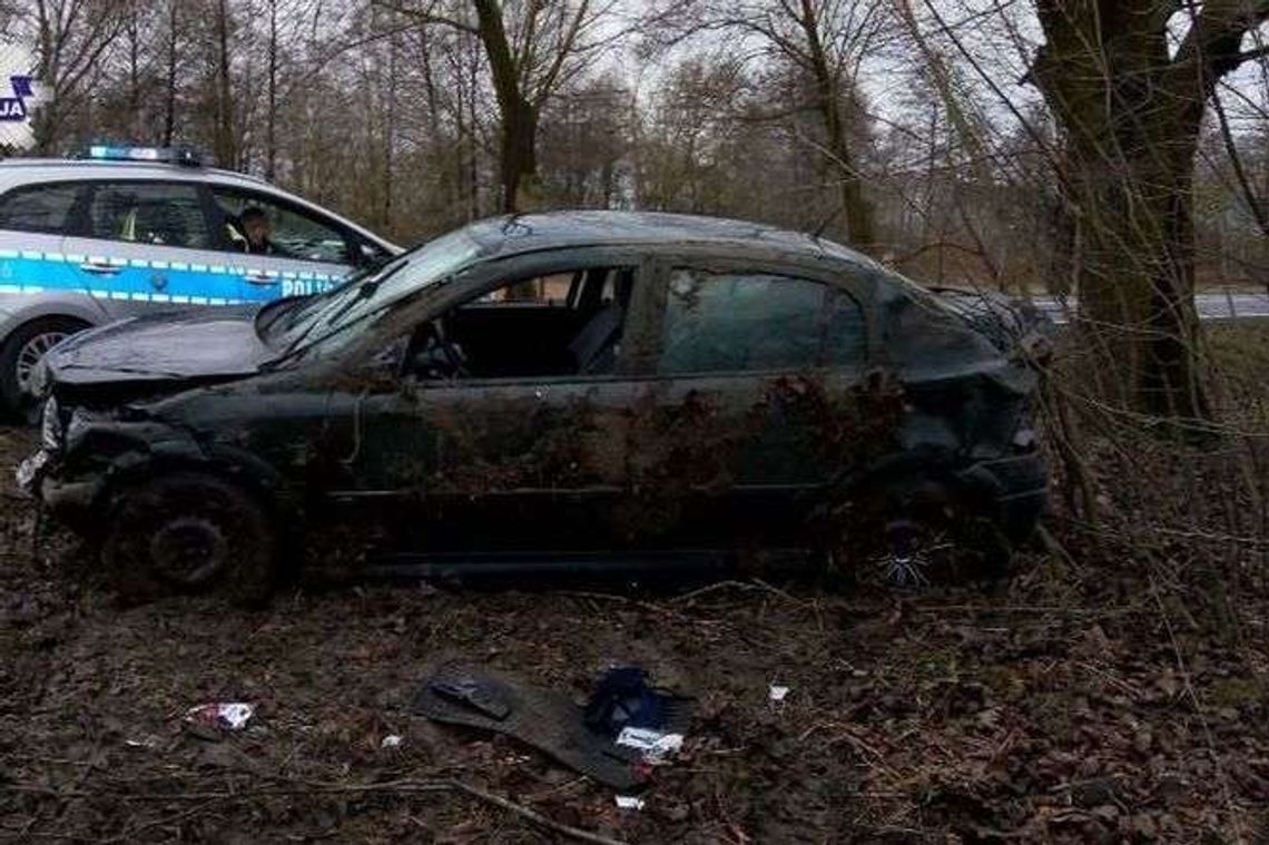 Jechał zbyt szybko, czołowo zderzył się z dostawczym fordem 