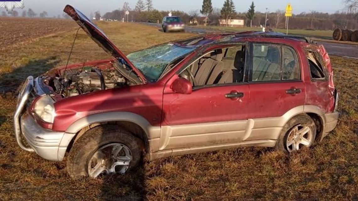 Jechał zbyt szybko i wypadł z drogi. Jego auto dachowało Jechał zbyt szybko i wypadł z drogi. Jego auto dachowało