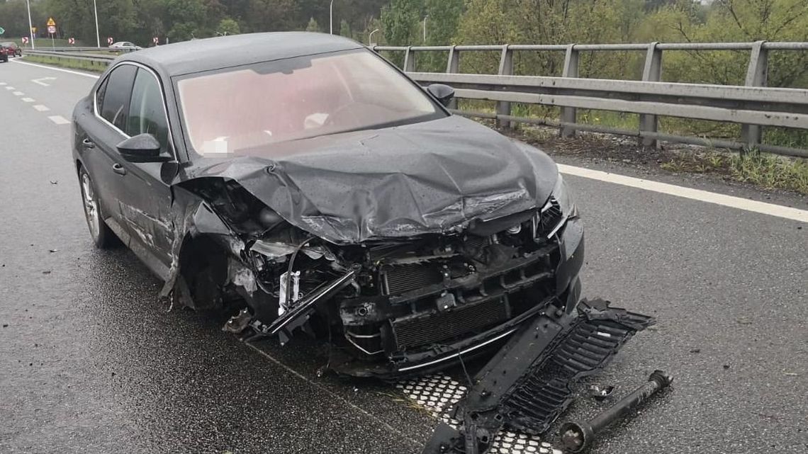 Jechał zbyt szybko po mokrej nawierzchni i uderzył w barierę energochłonną