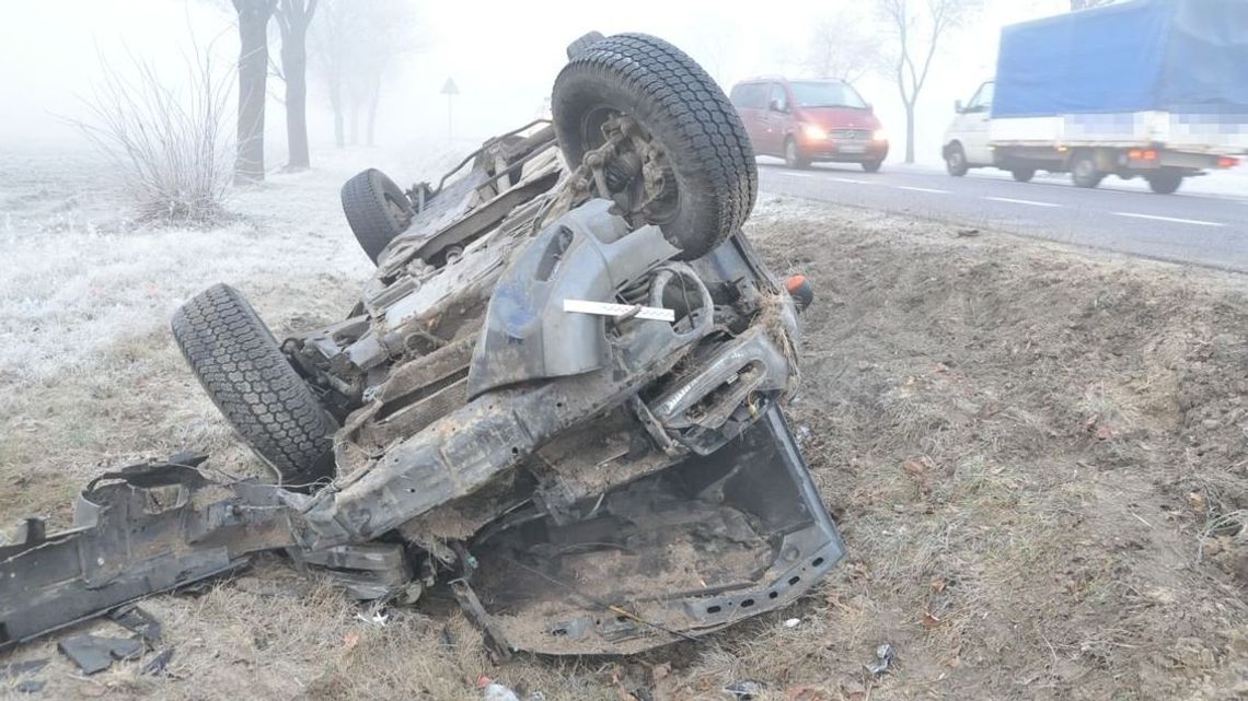 Jechał zbyt szybko przy niesprzyjających warunkach na drodze i wpadł do rowu Jechał zbyt szybko przy niesprzyjających warunkach na drodze i wpadł do rowu