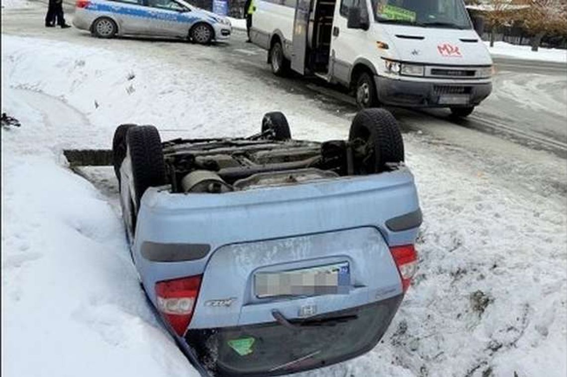 Jechała z małym dzieckiem i dachowała. Bus wymusił pierwszeństwo