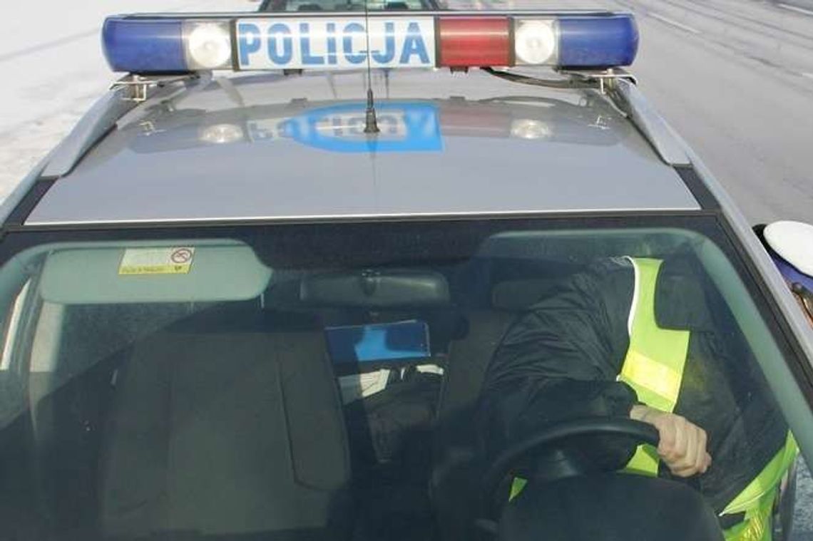 Jechała z zamarzniętymi szybami, prawie zderzyła się z radiowozem