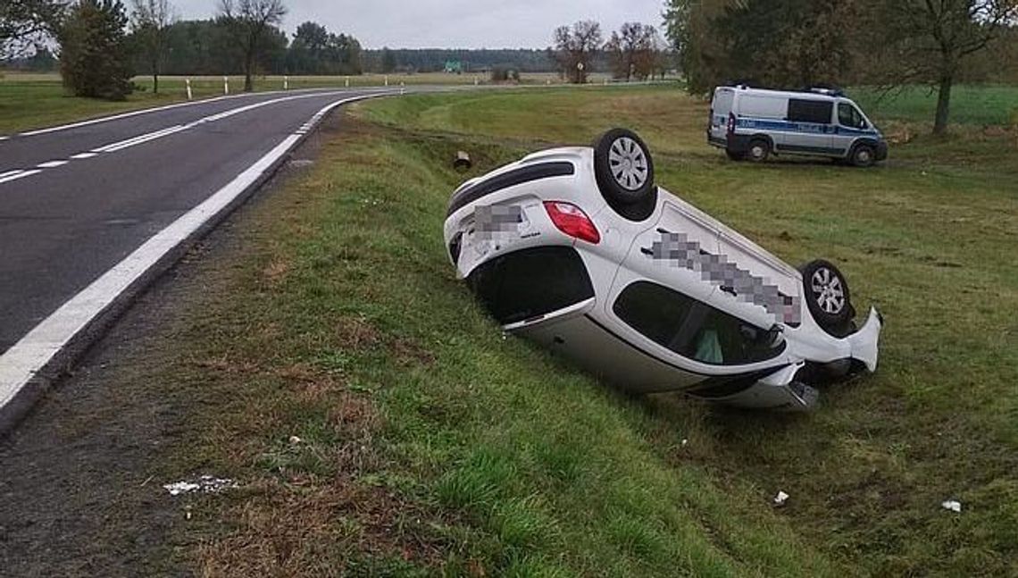 Jechała za szybko. Auto dachowało i wpadło do rowu