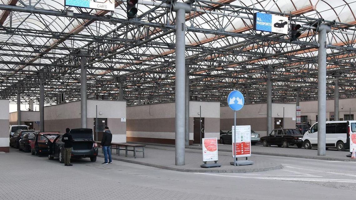 Jechali autem na oponach z kolcami, chcieli dać 10 euro łapówki