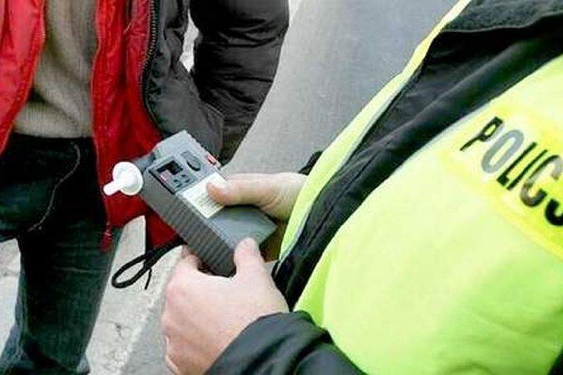 Jechali motocyklem i wpadli do rowu. Pasażer złamał nogę, kierowca uciekł