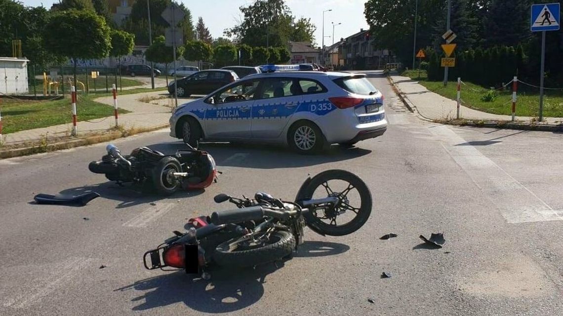 Jechali na motorowerach tej samej marki. Zderzyli się na skrzyżowaniu