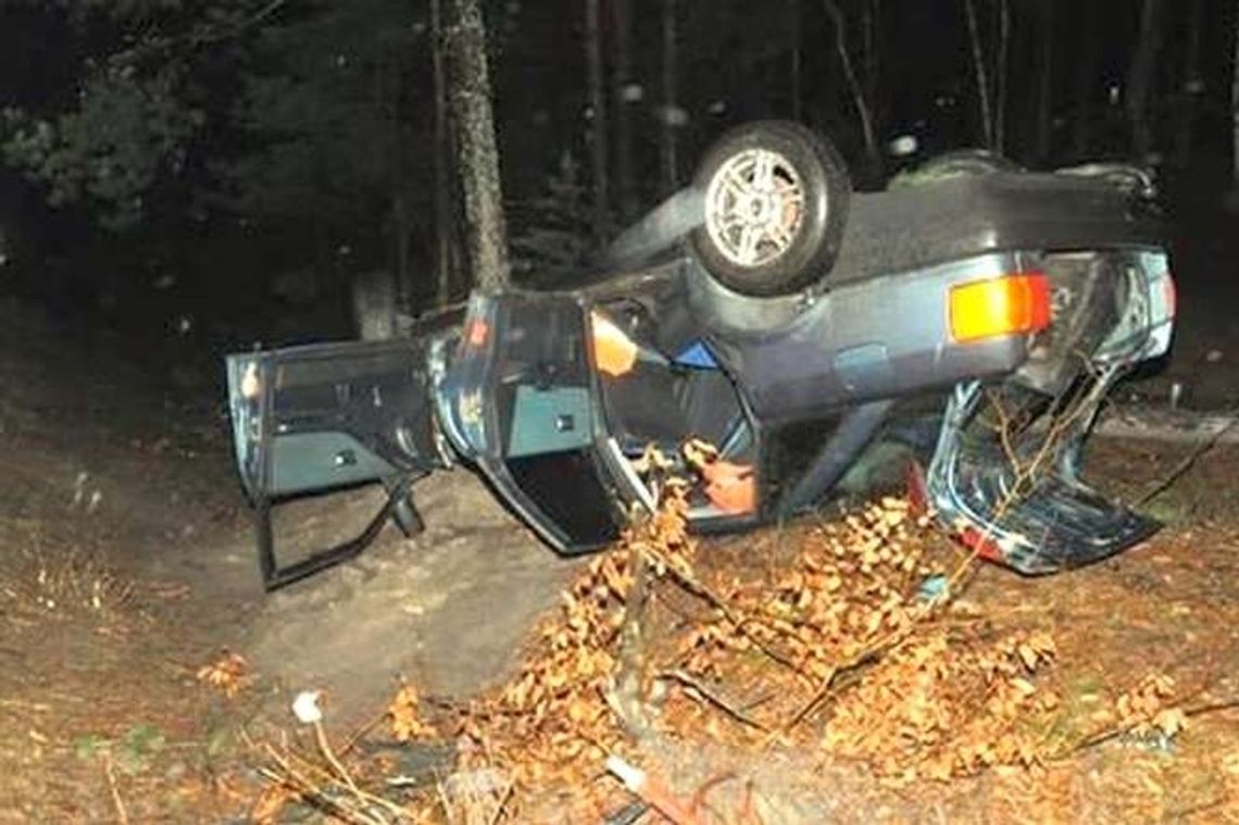 Jechali po pijanemu, uderzyli w drzewo i dachowali